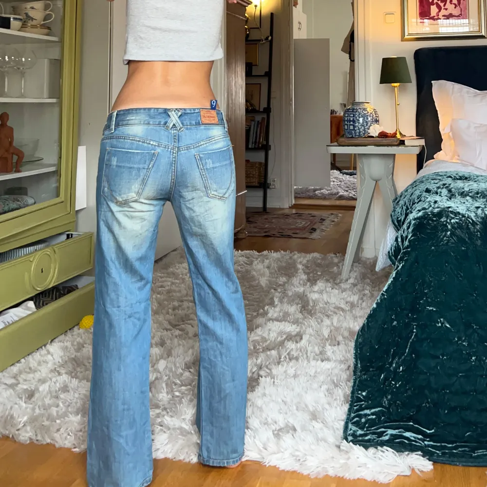 Midjemått: 40cm rakt över, innerbenslängd: 71cm💋. Jeans & Byxor.