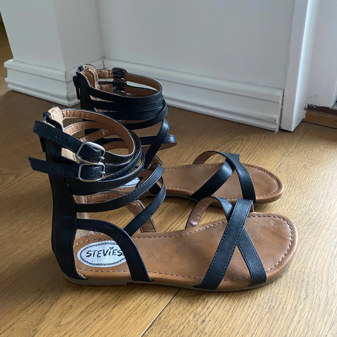 Platta lädersandaler