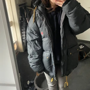  Fjällrävenjacka - Säljer en mörkblå (gråblå) dunjacka från Fjällräven i mycket bra skick. Oversized modell perfekt till vintern