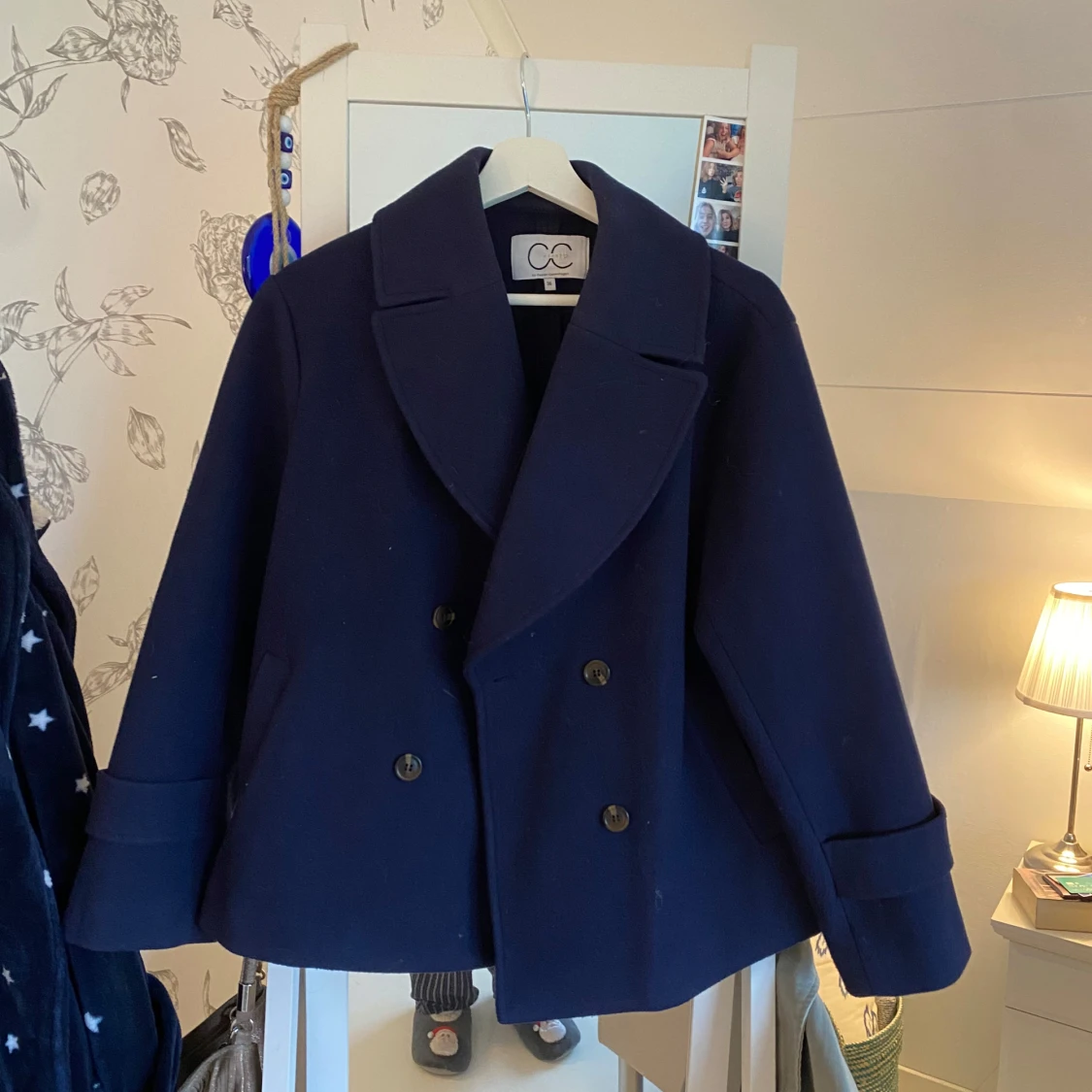 Mörkblå kappa från coster copenhagen