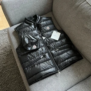 Moncler Gui - Säljer en nästintill oanvänd Gui väst, kvitto & påse tillkommer. Size 4, passar M/L. Hörs i dm 😊