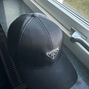 Keps  - Svart märkeskeps. Sälj vidare för att jag inte har nån nytta av den. 
