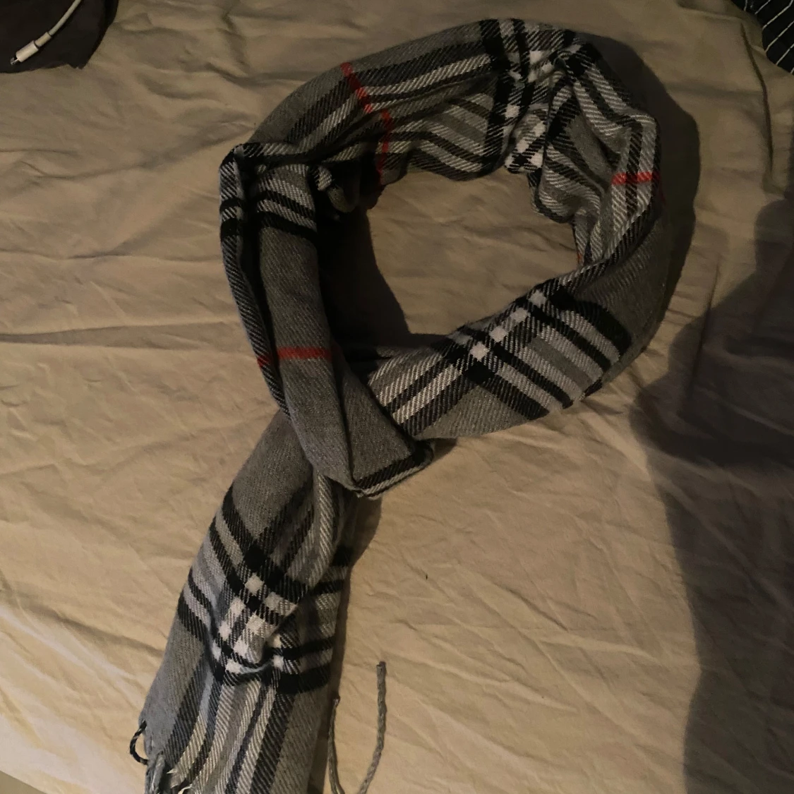 Rutig halsduk som liknar burrberry  - 90