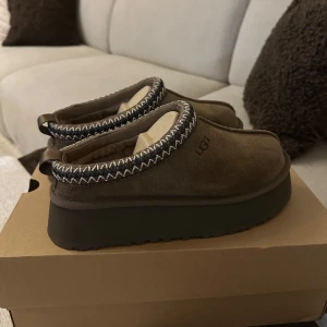 Uggs  - Säljer dessa helt nya uggs då jag bestämde två par, helt slutsålda och väldigt hög efterfrågan på dessa uggs i färgen hickory color tazz💕