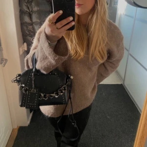Väska - Säljer denna as snygga väska då jag har flera liknande. Den är från zalando och nypris är 849kr men den går inte att köpa längre! Fint skick