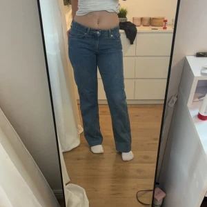 Fina lågmidjade jeans! - Jättefina och sparsamt använda jeans i modellen arrow low. Uppsydda och passar någon runt 160cm. Nypris 599 mitt pris 150kr + frakt💕 Pris går att diskutera vid snabb affär🥰