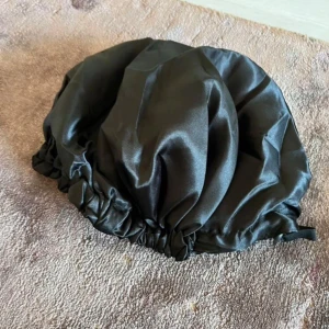 Satin  - Satinmössa som aldrig kommit till användning, med resår så den sitter perfekt på huvudet 👩🏽‍🦱