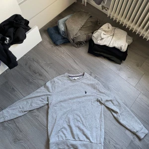 Grå tröja från U.S. Polo Assn. - Säljer en stilren grå tröja från U.S. Polo Assn. i storlek S. Perfekt för en stilren look eller som lager under en jacka. Den är i mycket bra skick, har använt bara några gånger.