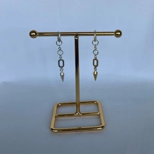 Örhängen  - Finns i guld och silver. Köp för 109kr/st Eller 179kr/ paret. Modell 155 Smyckes ställningen finns även att köpa för 299kr!