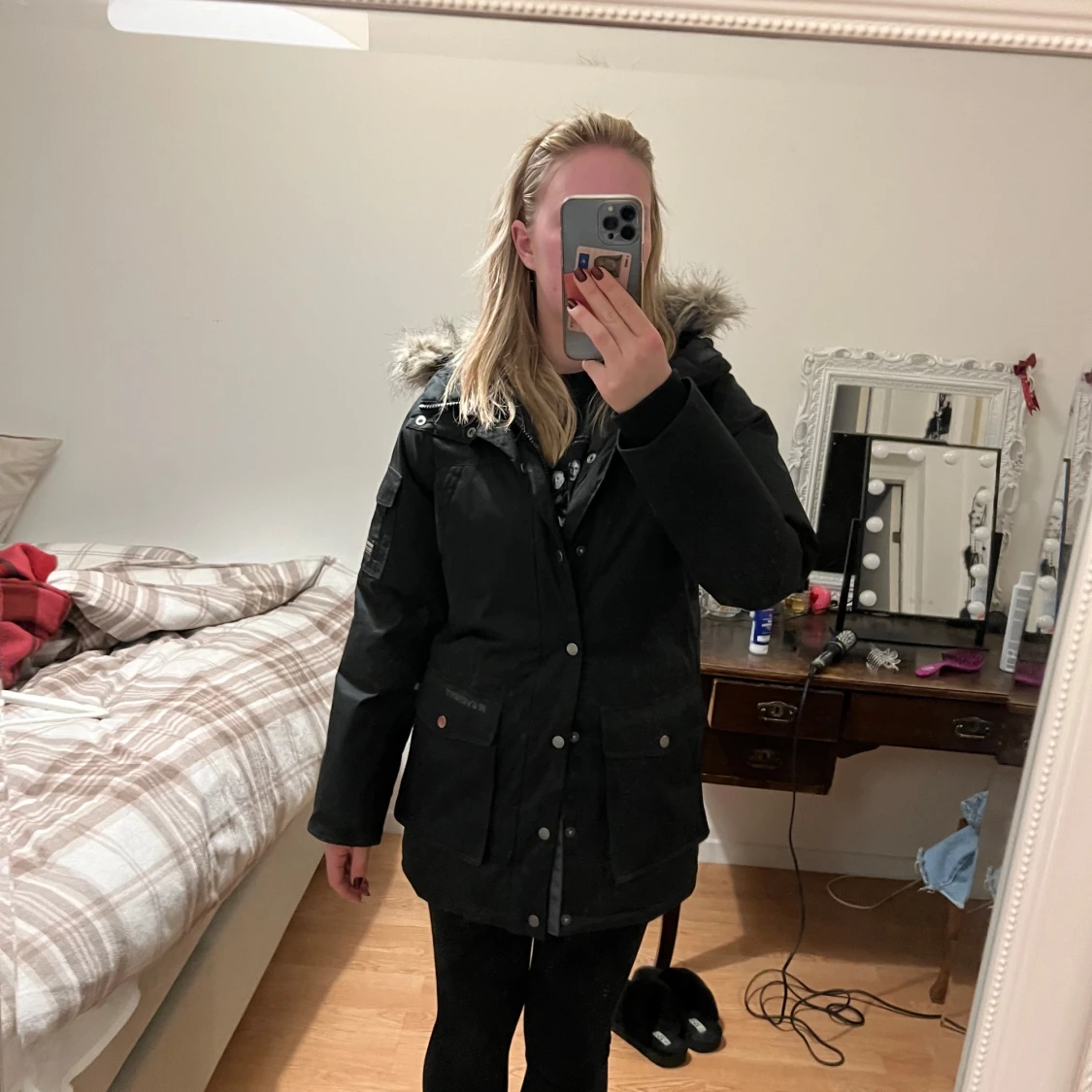 Svart parkajacka med pälsdetaljer - 91