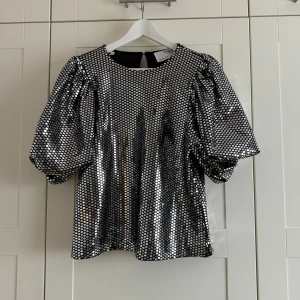 Festtopp  - Så cool festtopp! Använd 1 gång så i nyskick.