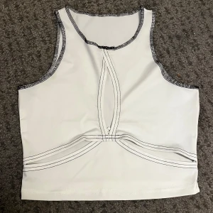 Topp - Crop top med uringringar. Kommer inte skicka bild på hur det ser ut på! Känner mig ej bekväm med det drf säljs denna topp! Storlek XS-S