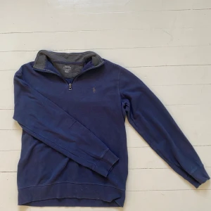 Ralph lauren half zip  - Säljer nu denna feta Ralph lauren half zip. Väldigt fint skick! Storlek:S Hör av dig vid minsta fråga🙌