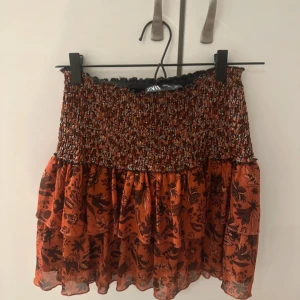 Orange/röd volang kjol  - Kjol från Zara, super snygg