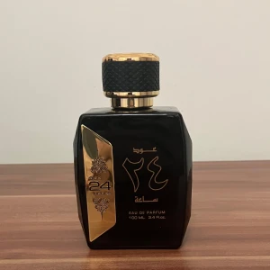 Oud 24 Hours (Black Orchid) - Säljer en lyxig och mystisk parfymflaska från Ard Al Zaafaran. Flaskan är svart med guldiga detaljer och rymmer 100 ml. Doften är intensiv och orientalisk, perfekt för speciella tillfällen. Mer än 95ml kvar