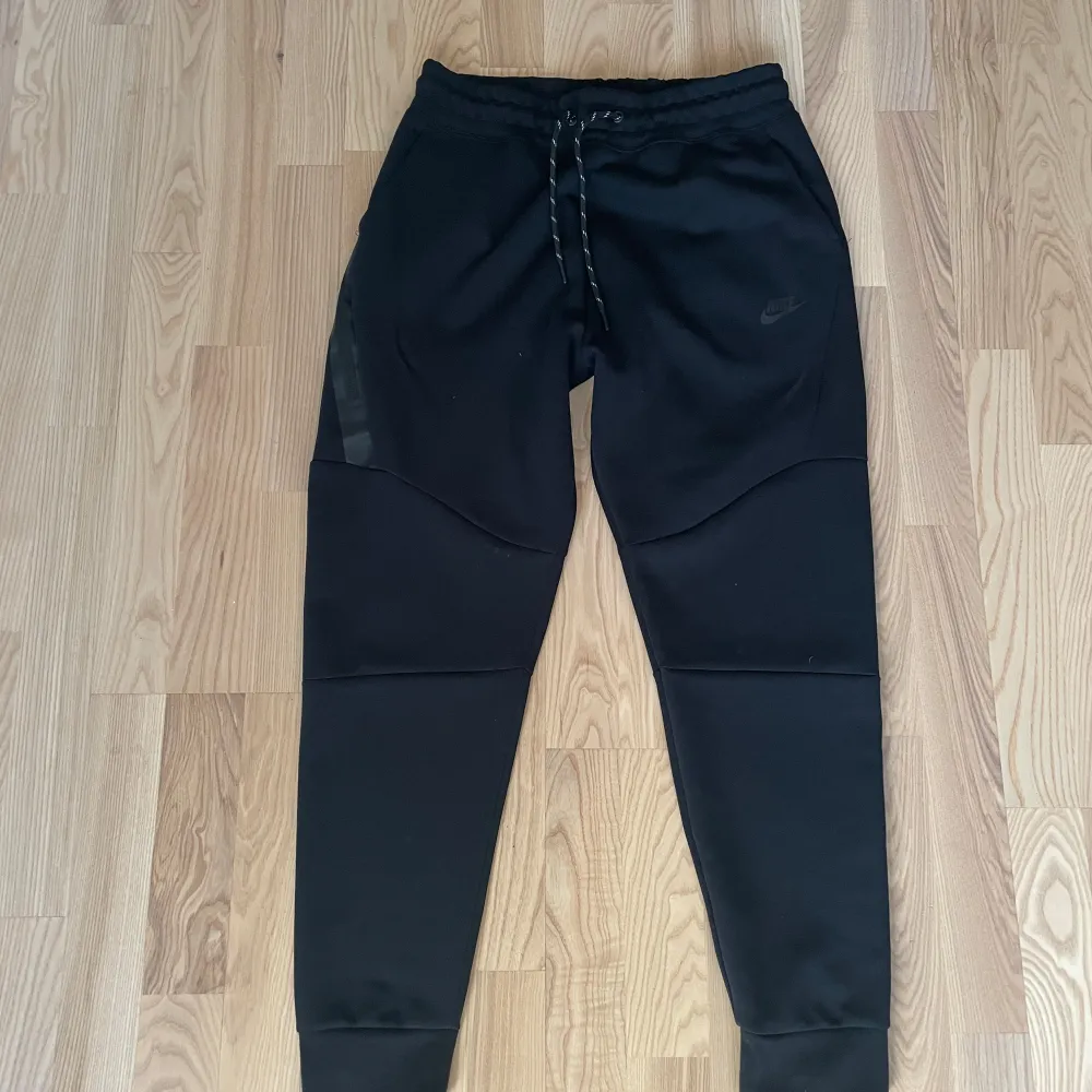 I am selling the black Nike tech that is in perfect condition the pants were only worn once and the hoodie only worn 1-2 months SIZE XL                        Säljer en svart nike tech fleece  i mycket bra skick. Den är i perfekt skick. en praktisk huva. Perfekt för höst och vår, och funkar lika bra till träning som till vardags. Grymt skön och stilren design!. Jackor.