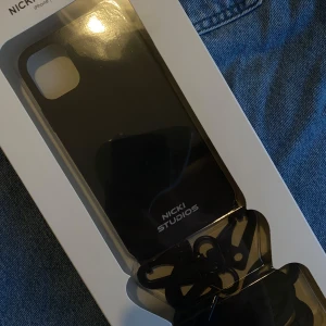 Svart mobilskal från Nicki Studios, IPhone XR/11 - Snyggt och stilrent svart mobilskal från Nicki Studios. Perfekt för att skydda din telefon samtidigt som du håller den trendig. Skalet är designat för att passa perfekt och ge ett bra grepp. Kommer i originalförpackning. IPhone XR/11