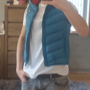 Tommy Hilfiger väst - Tommy Hilfiger väst i bra skick, har int avänt den så mycket. Barnstorlek 164.  Pris kan förhandlas vid snabb affär.