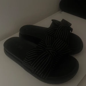 söta tofflor med rosett  - super bekväma och söta, köpt nya så kommer ej till användning längre 🎀