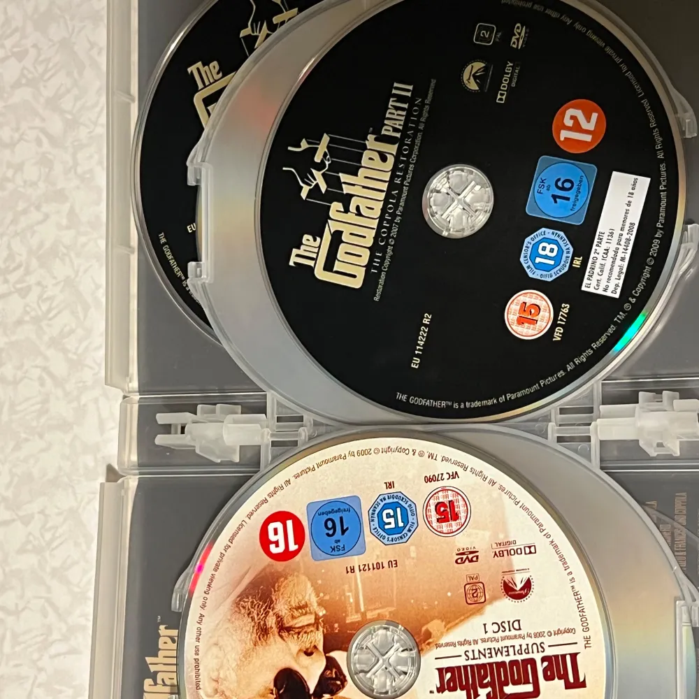 Säljer en DVD-box med The Godfather: The Coppola Restoration. Boxen innehåller alla tre filmerna i serien samt extra material. Perfekt för filmälskare som vill ha en klassisk maffiaepos i sin samling. Skivorna är i bra skick och kommer i ett snyggt fodral med ikonisk design.säljs för 50. Böcker.