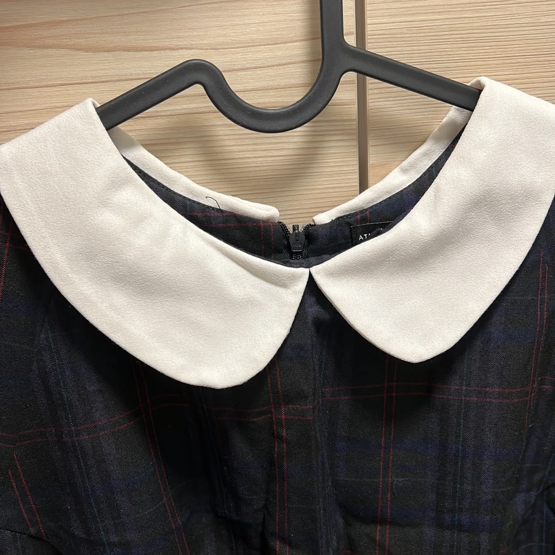 Rutig klänning med vit krage från Atmosphere - 90