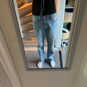 Levi's 501 jeans i ljusblått - Säljer ett par klassiska Levi's 501 jeans i ljusblått. De har en straight passform och är i mycket bra skick. Perfekta för både vardag och fest! 🕺