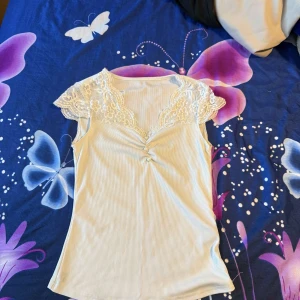 Vit T-shirt  - Den kan ha smink fläckar inne vid halsen men de går bort me tvätt 