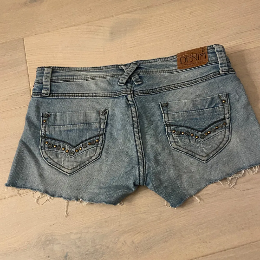  Köpt utomlands vintage. Väldigt lågmidjade och ganska korta Jeansshorts. Står inte storlek i men de passar mig bra och jag har vanligtvis storlek s/xs. ❤️. Shorts.