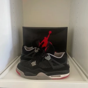 Jordan 4 Cement - Säljer ett par Jordan 4s cement i storlek 43. De är i bra skick. Köptes på vinted och har funkat hur bra som helst men de är tyvärr i fel storlek.  Priset går att diskutera.