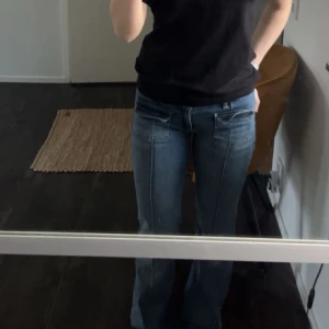 Blå bootcut jeans - Säljer mina low waist jeans från Nelly med fickor där fram, fickorna är inte uppviktna längre för att jag har strukit dem, bra skick och använda några ggr. Lite slitet längst ner då de var för långa för mig (skriv för bild). Nypris 699!! Stretchiga, skriv för mer bilder 💞 pris går att diskutera 