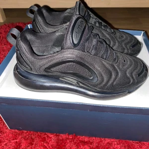 Nike airmax 720 - Storlek 40,5  Använd skick  Bra luft i fortfarande   Billigare vid snabb affär