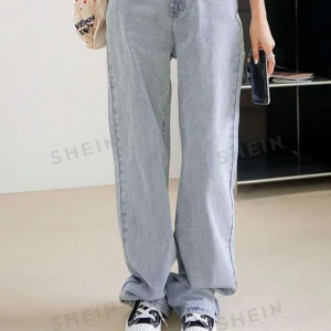 Ljusblå jeans med hög midja - Säljer då de var för korta för mig. Jag är 170cm och de gick inte ända ner som på bilden. Går bra att köpa med köp nu :) Om man vill betala med Swish skickar jag med Postnord. Dm om du har några frågor eller vill ha fler bilder!