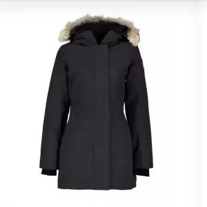 Säljer min canada goose jacka i modellen Victoria parka nytt skick har även kvitto och påsen kvar till jackan 