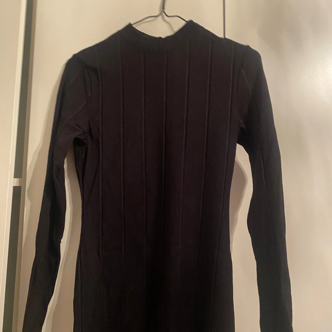 Svart ribbad långärmad klänning