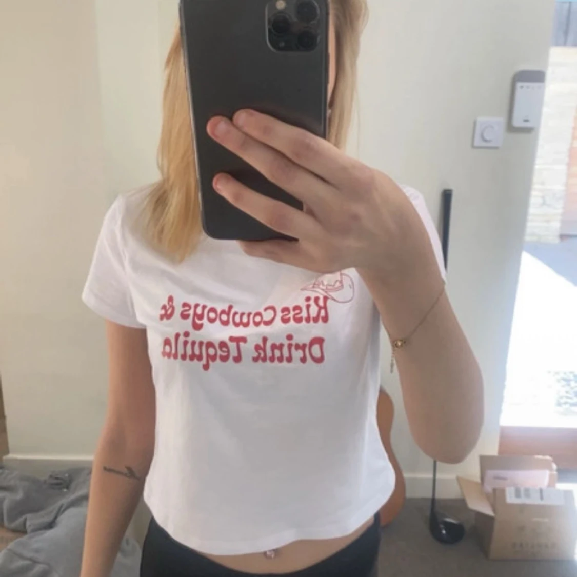 Vit t-shirt med röd text