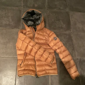 Colmar jacka - Säljer min fina colmar jacka som jag köpte förra vintern! Den är i fint skick🩷 Storleken motsvarar xs. Skriv för fler bilder, priset går att diskutera🥰