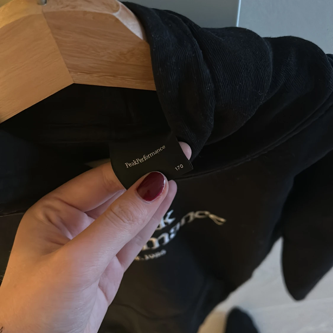 Svart hoodie från Peak Performance - 1