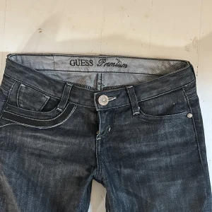 Guess jeans - Super unika Guess jeans med sekvens detaljer! Innerbenslängd 80cm, midjemått tvärsöver 38cm 💞