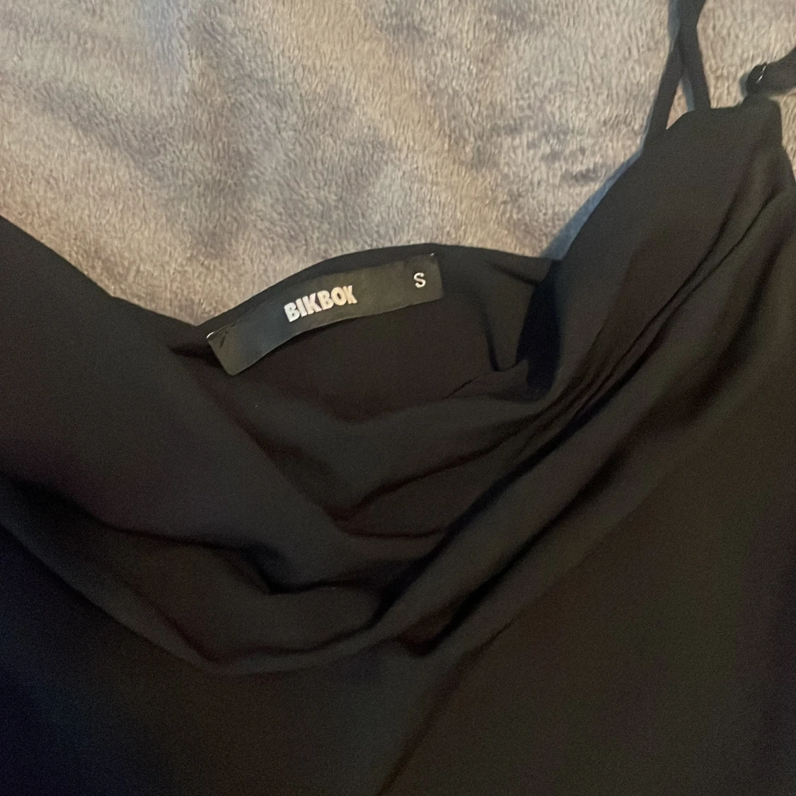 Svart asymmetrisk topp från Bik Bok - 91