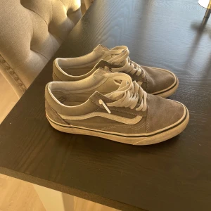 Vans skor  - Tja! Säljer ett par snygga Vans i en går colorway. De har en defekt i hälen inuti på båda skorna, som man kan se på sista bilden, därav priset. Men det tänker man inte på när man har på sig dem. Om ni har några frågor tveka inte på att höra av er! 