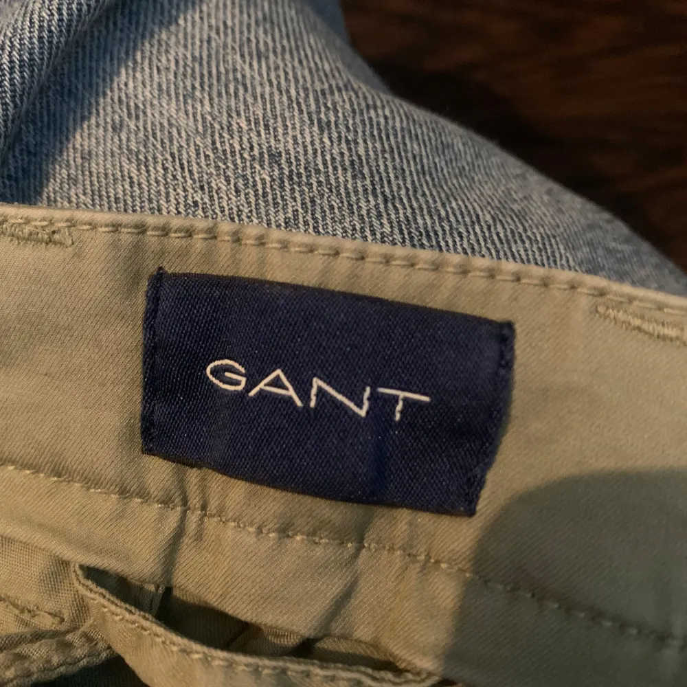 Säljer dessa slim fit olivgröna chinos från Gant. Jag säljer dessa för att jag tycker att de är utanför min stil. Bra kvalitet och kan se lite använda ut men är i väldigt bra skick. Kom med pris! Vill bli av med snabbt så in princip först till kvarn!. Jeans & Byxor.