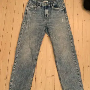 Ljusblå Lindex jeans i storlek 170. Finns en fläck på nedre delen av ena byxbenet. (Se bild) Det borde inte vara så svårt att ta bort och det märks knappt av. Skriv om ni har några funderingar!