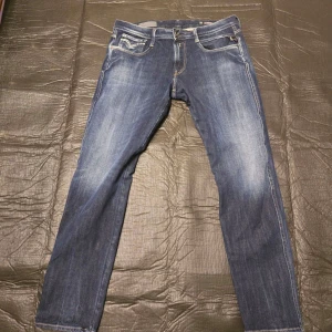 Replay jeans  - Slim jeans replay knappt använda va för små för mig så säljer dom SKICKA BUD!!!
