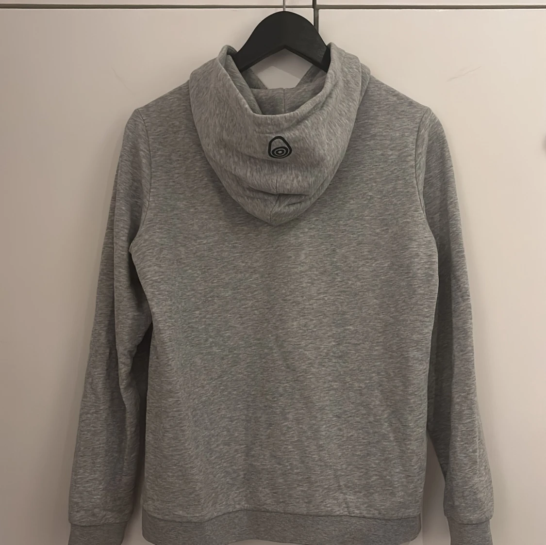 Grå hoodie från Sail Racing - 90