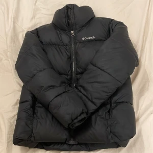 Svart dunjacka från Columbia - Säljer denna jättesnygga vinterjacka från Columbia pga av den inte kommer till användning 💗 jackan har inte några synliga defekter eller fläckar. Kom privat för fler bilder, pris kan diskuteras 💗