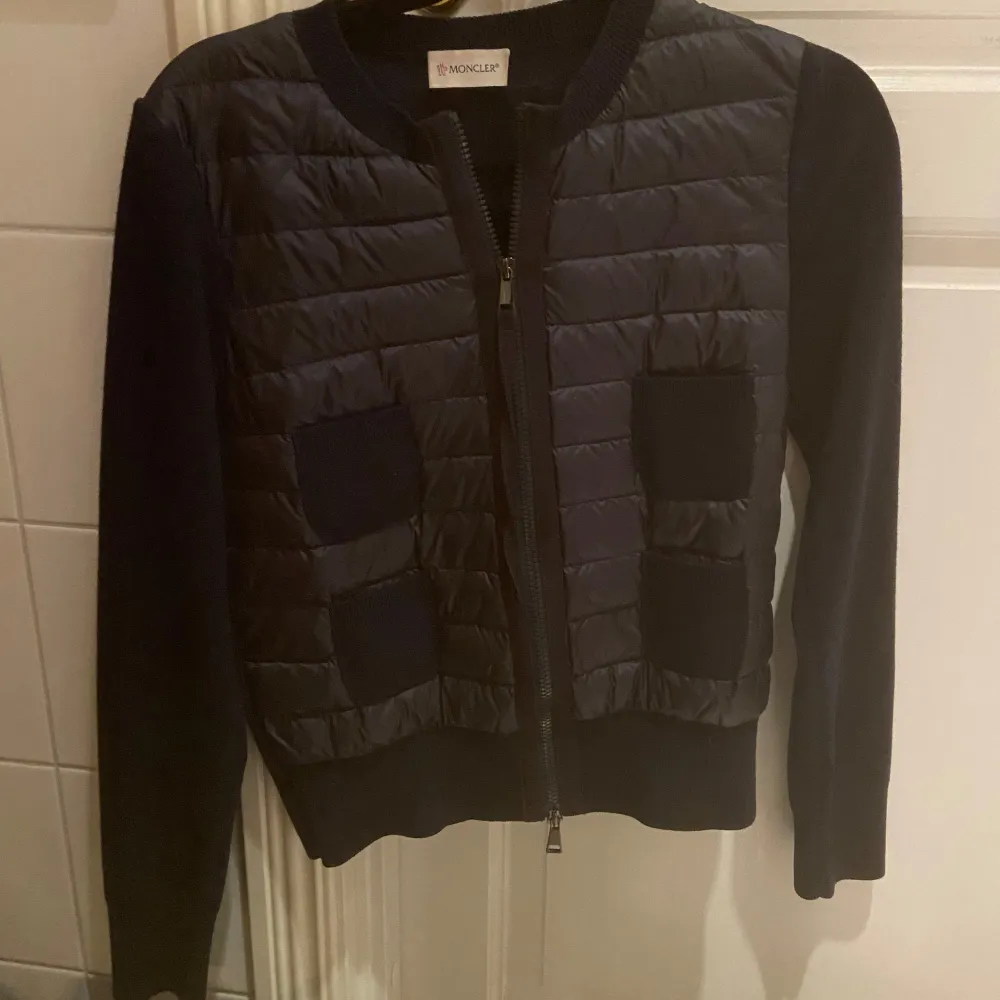 Säljer nu min fina Moncler cardigan då den inte kommer till användning! I nyskick då den bara är använd fåtals gånger. Finns kvitto och bevis på att det är äkta för de som är intresserade.💕. Jackor.