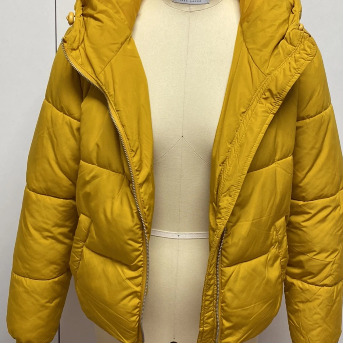Gul pufferjacka med huva - 92