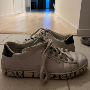 Karl Lagerfeld Sneakers - Jättefina🩷Storlek 38. Använda och har lite slitningar. Skosnören går fint att tvätta, skorna är lätta att torka av. Skriv privat för fler bilder!
