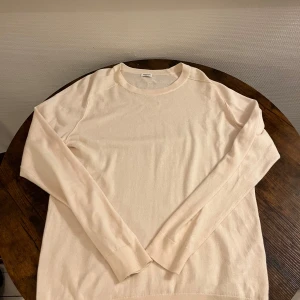 Vit tröja från Filippa K - Mycket bra skick. Storlek M. Hör av dig vid frågor!