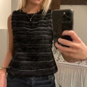Zara linne - Coolt linne från zara med fransar i rader och vita detaljer! I strl L sitter fint oversized på mig med s/m❤️